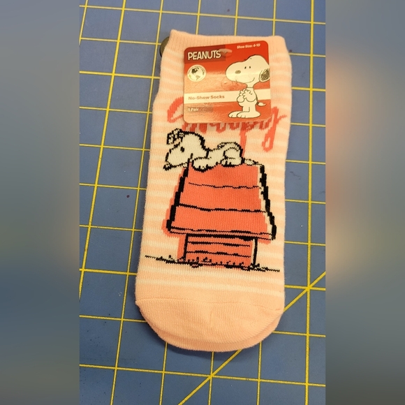 Peanut Snoopy Cartoon Dog House The Television No Show Socks Purple - Picture 1 of 3